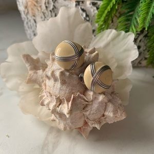 90s Vintage Monet Cream/Silver tone earrings.
